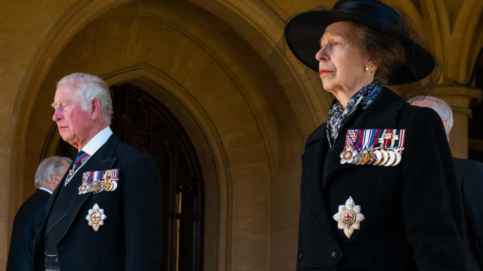 Príncipe Carlos parecia estar a 'lutar' para não chorar no funeral do pai
