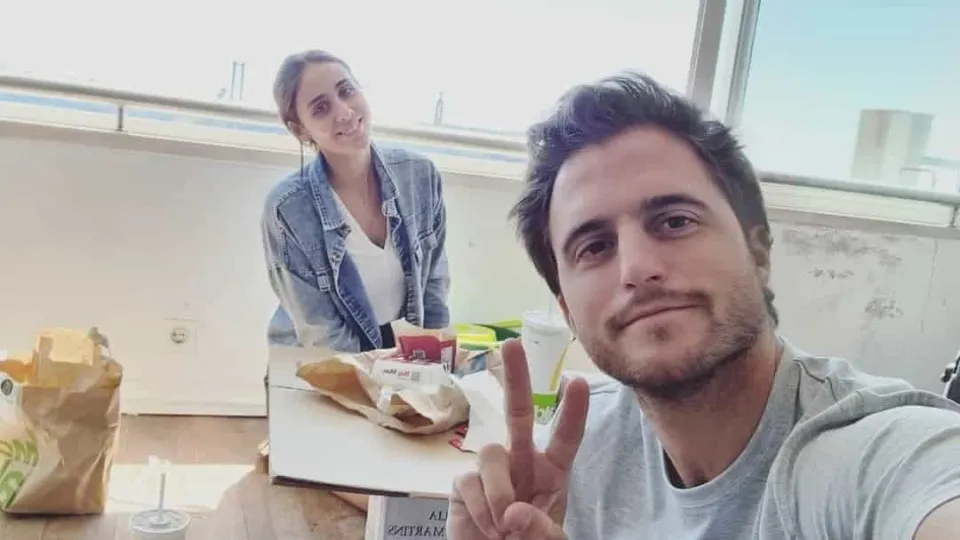 Tiago Teotónio Pereira mostra a barriguinha de grávida de Rita Patrocínio