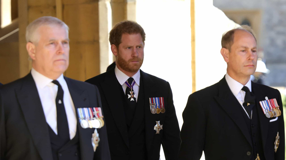 Príncipe Harry foi "ignorado" pela família real durante funeral