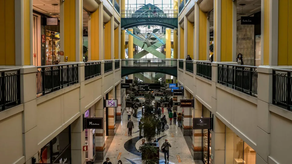 People go shopping at the re-opened Colombo shopping center in Lisbon on April 19, 2021. - Portugal today rolled back coronavirus measures, including reopening shopping centres, high schools and universities and allowing indoor dining, after new infection