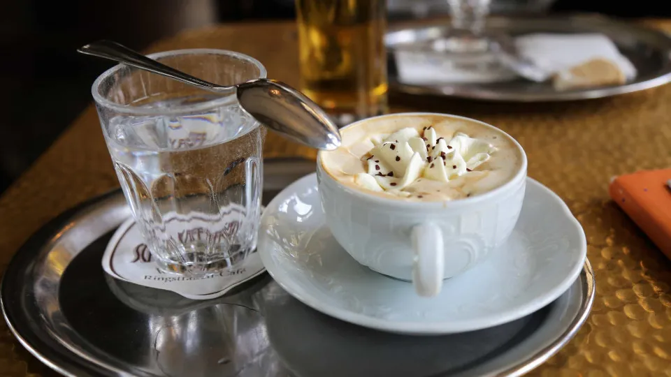 Saiba como preparar, em casa, o famoso café vienense