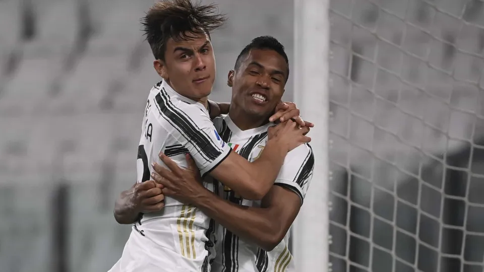 Alex Sandro coloca-se na 'pele' de CR7 no regresso da Juve às vitórias