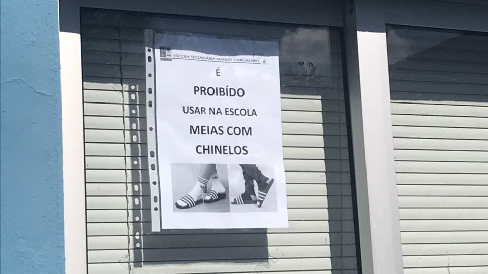 Cartaz que proíbe uso de meias com chinelos em escola da Amora já é viral