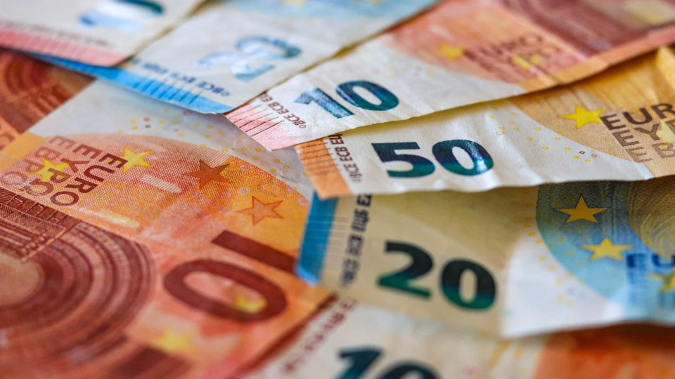 Governo aprova decreto que aumenta salário mínimo para 820 euros em 2024