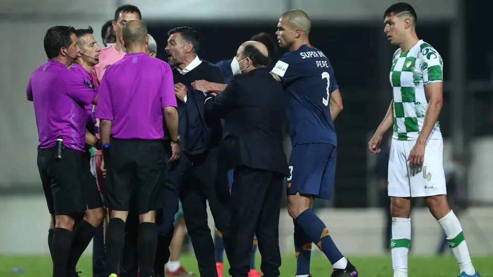 Manuel José visa FC Porto: "Faz parte da estratégia pressionar árbitros"