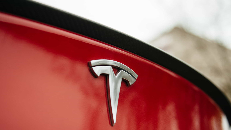 Tesla atinge capitalização histórica após encomenda de 100 mil veículos