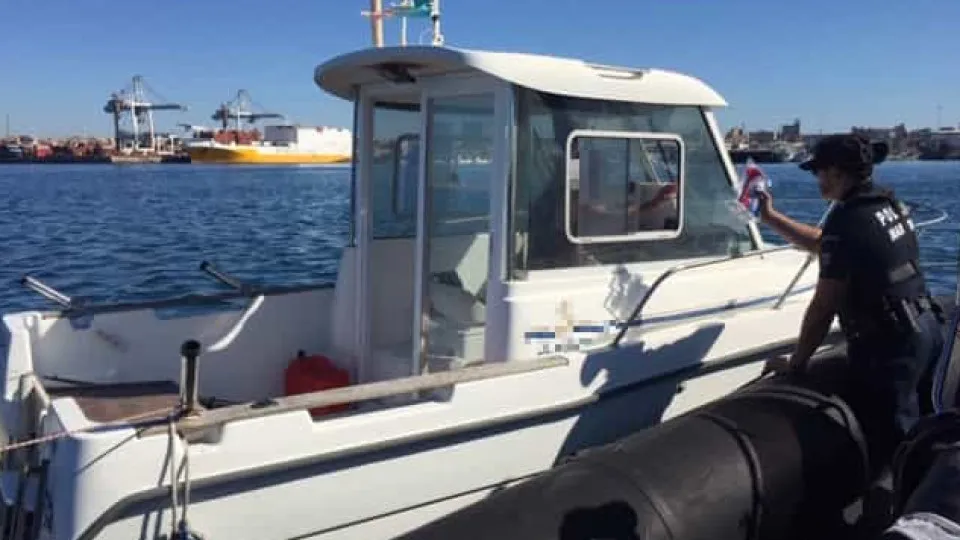 Embarcação de recreio com meios de segurança caducados em Leixões