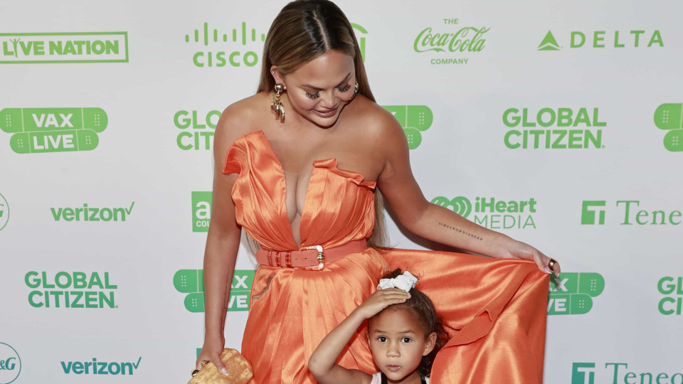 Chrissy Teigen faz tatuagem do desenho "um pouco imperfeito" da filha