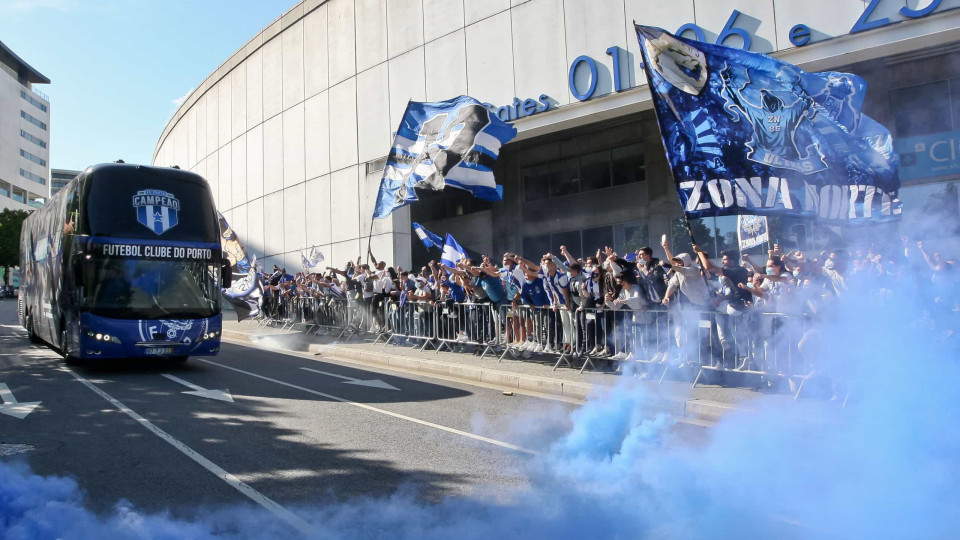 FC Porto com muito apoio à saída para Lisboa. Houve um cartaz em destaque