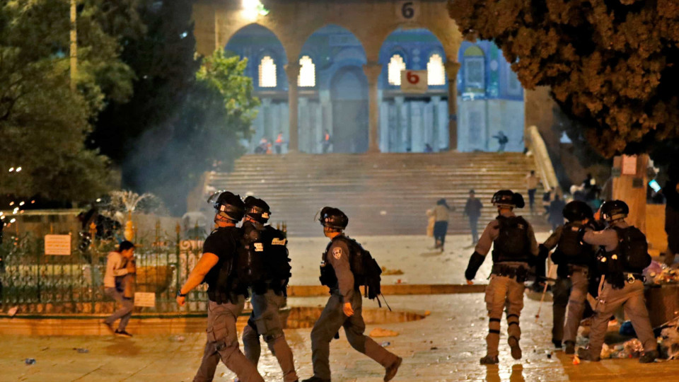 Mais de 50 feridos em novos confrontos hoje em Jerusalém