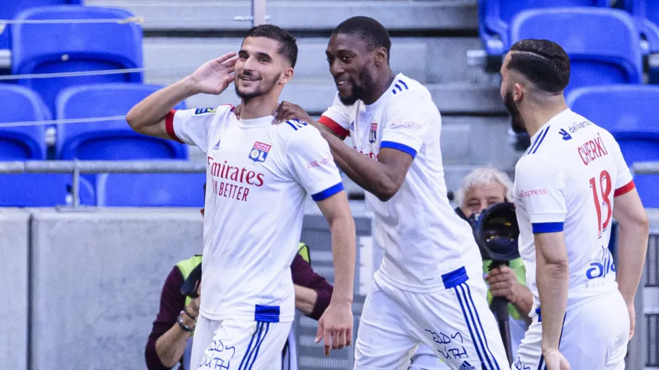 Lyon goleia e sobe ao terceiro lugar na luta acesa pelo pódio em França