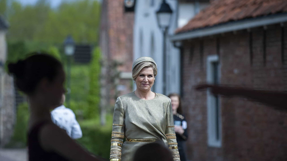 Rainha Maxima da Holanda espalha elegância em evento escolar