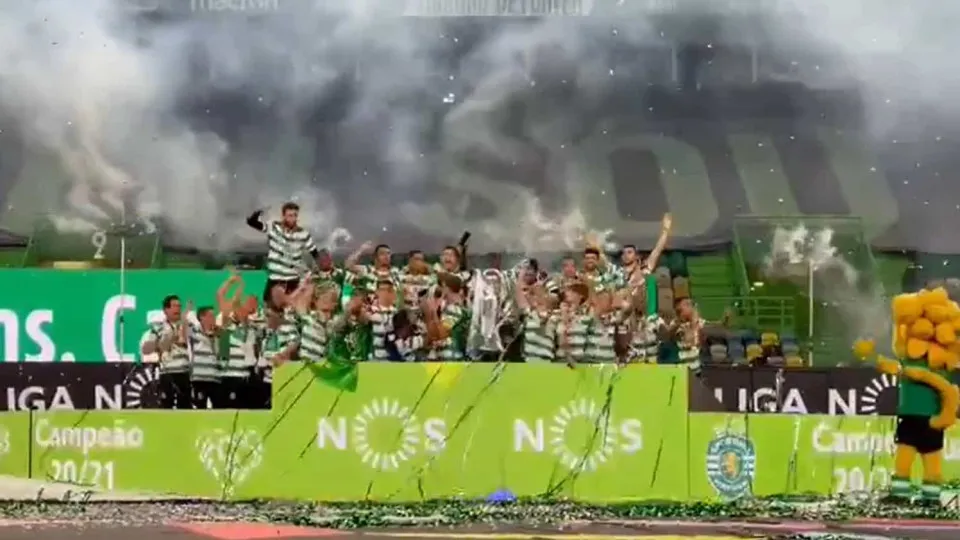O momento em que o Sporting levanta a taça de campeão nacional