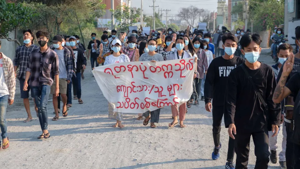 Myanmar: EUA aplicam sanções económicas a 13 membros do regime militar