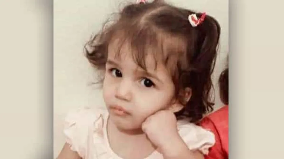 Menina de três anos morre após pai a obrigar a sentar-se em água a ferver