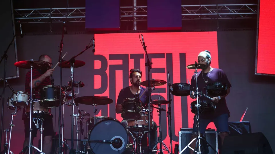 Bateu Matou é uma espécie de "banda de baile 2.0" que edita hoje álbum