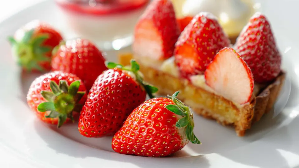 Tarte de bolacha e morango para adoçar a sua tarde
