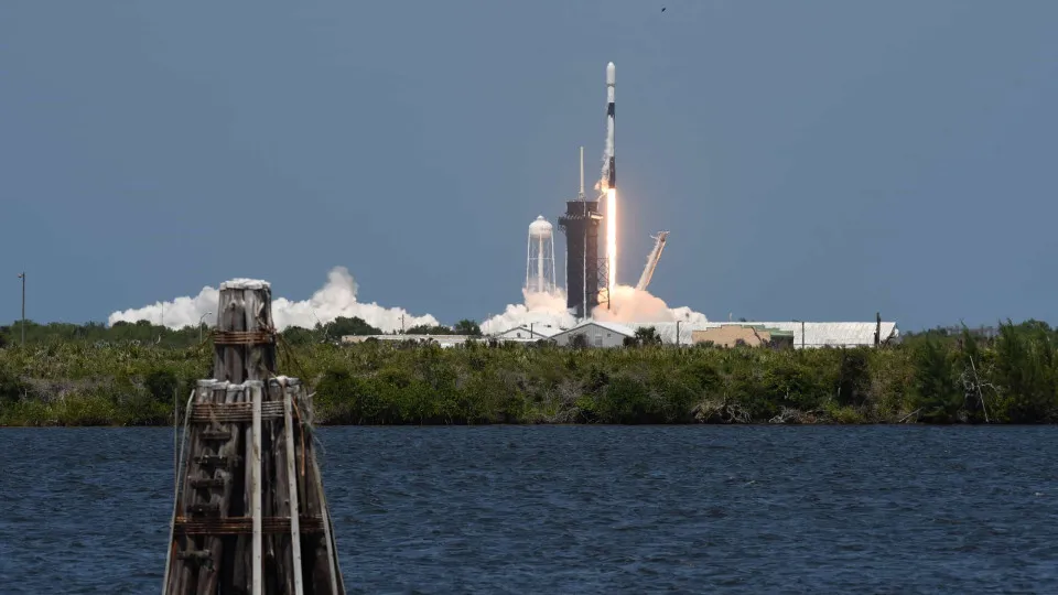 SpaceX lança novo pacote de 52 satélites para rede de internet Starlink