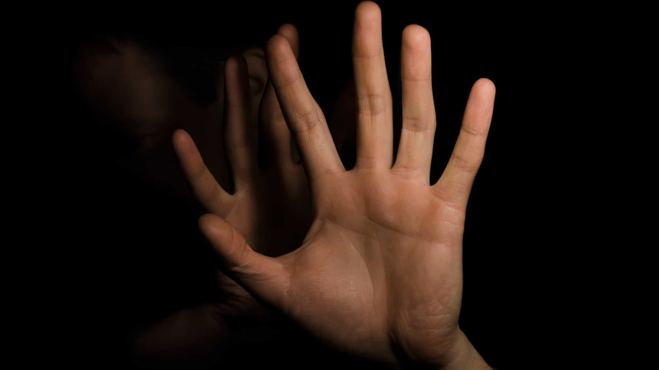 Detido por violência doméstica fraturou mãos da namorada em Oeiras