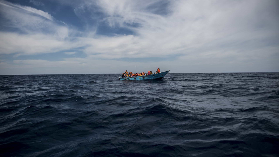 Dezoito migrantes morrem afogados em naufrágio ao largo da Líbia