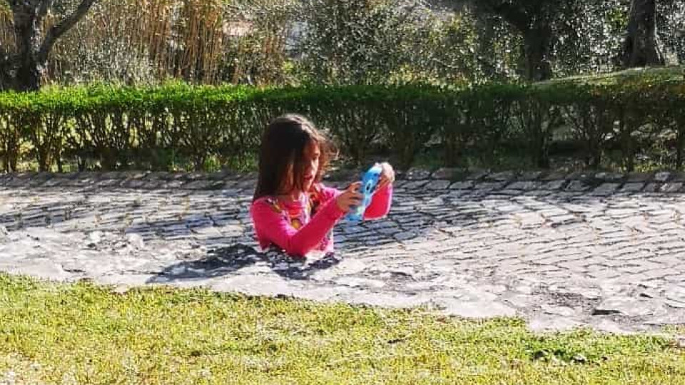 Uma menina engolida pela calçada. Ilusão ótica ou manipulação de imagem?