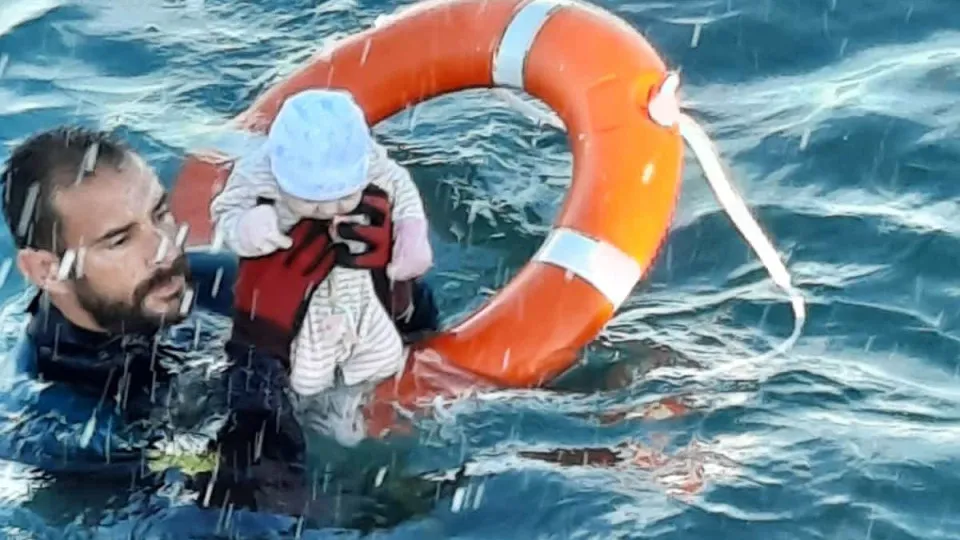 Guardia Civil. Foto mostra agente a salvar bebé que caiu ao mar em Ceuta