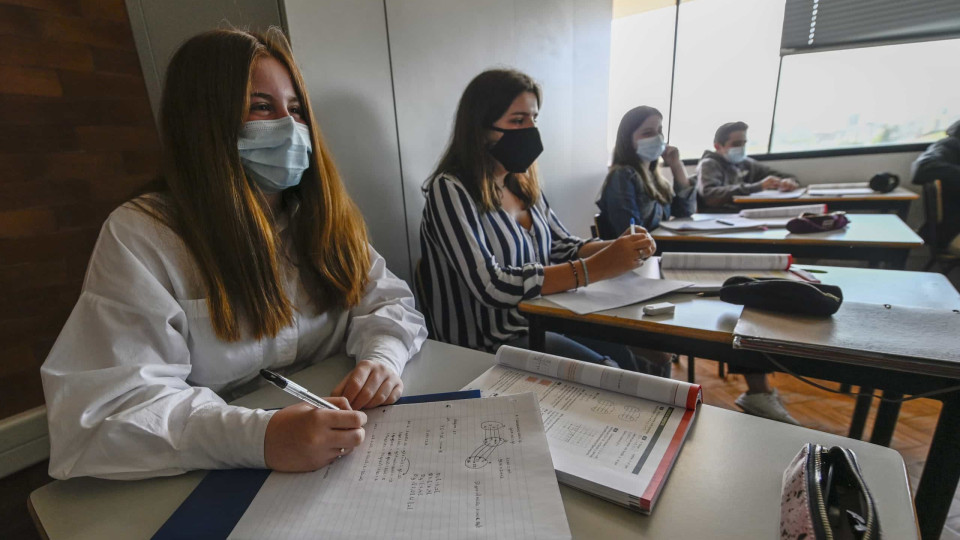 Sem minissaias ou decotes nas escolas? O que diz o Estatuto do Aluno