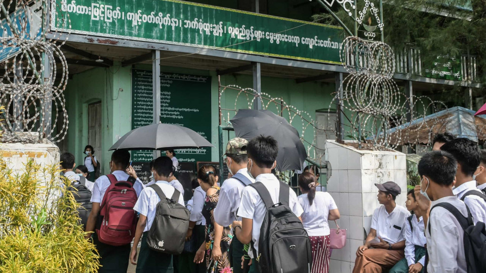 Myanmar: Escolas reabrem pela primeira vez desde golpe e apesar de greve