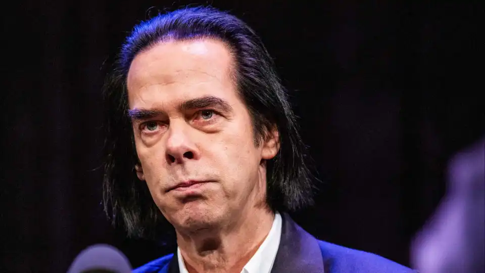 Nick Cave responde a fãs "sentado na varanda de um hotel" em Lisboa