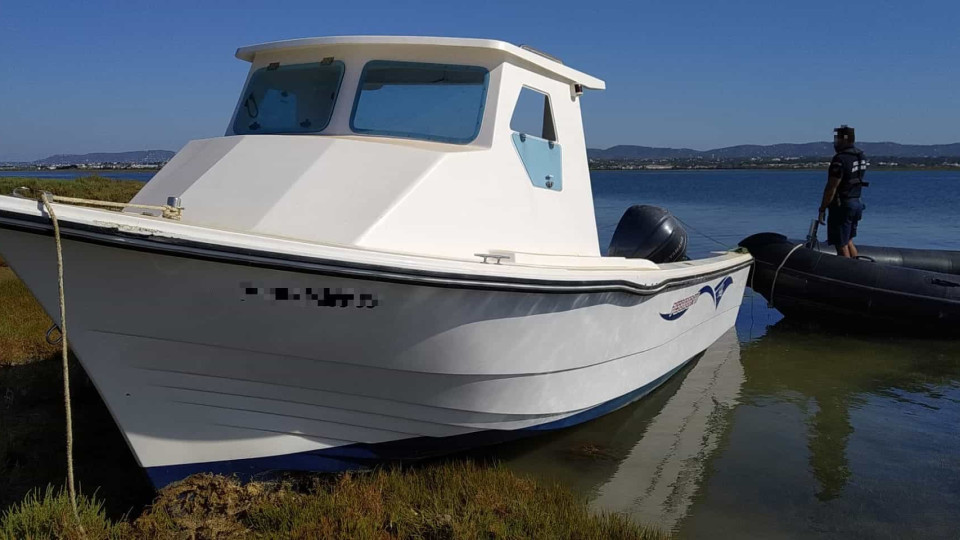 Polícia Marítima encontra barco encalhado na Ria Formosa