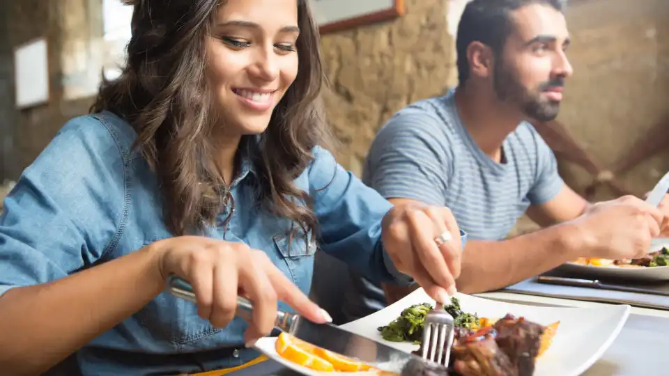 Cinco dicas que deve ter em conta quando faz refeições fora de casa 