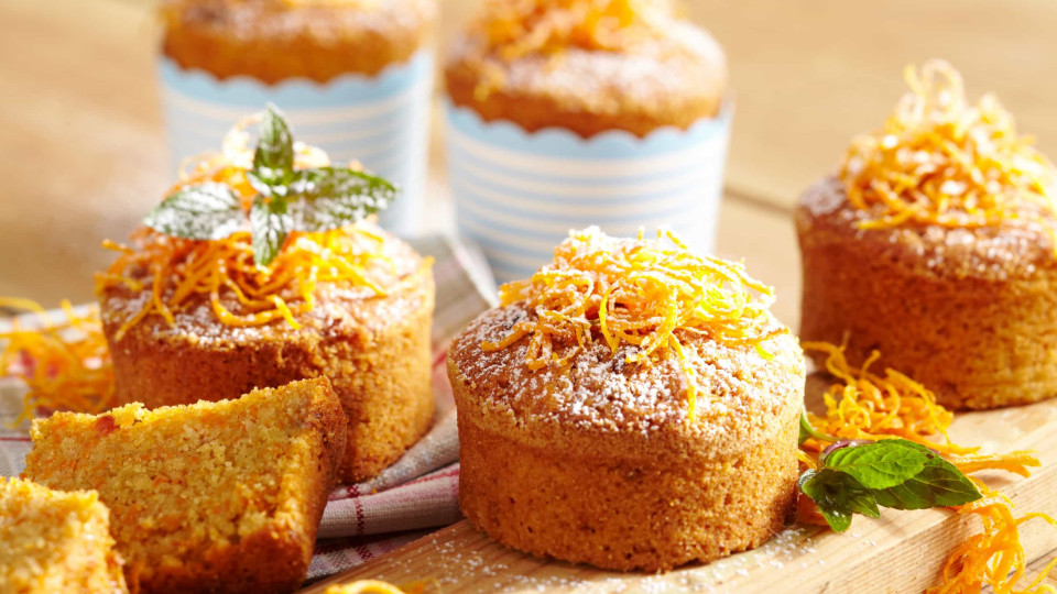 Muffins fofos de cenoura e laranja, prontos em 35 minutos. Diga sim!