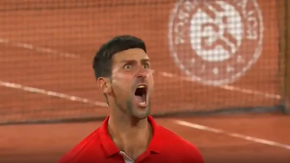 Djokovic atingiu 'meias' de Roland Garros e festejou... aos gritos