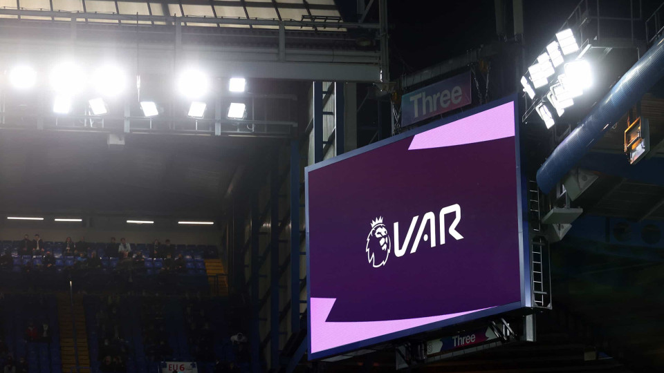 Premier League mexe no VAR. Foras de jogo por "unhas ou nariz" acabaram