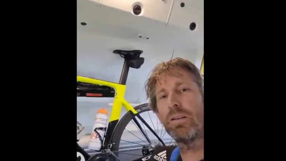Van der Sar precisou de assistência médica após queda de bicicleta