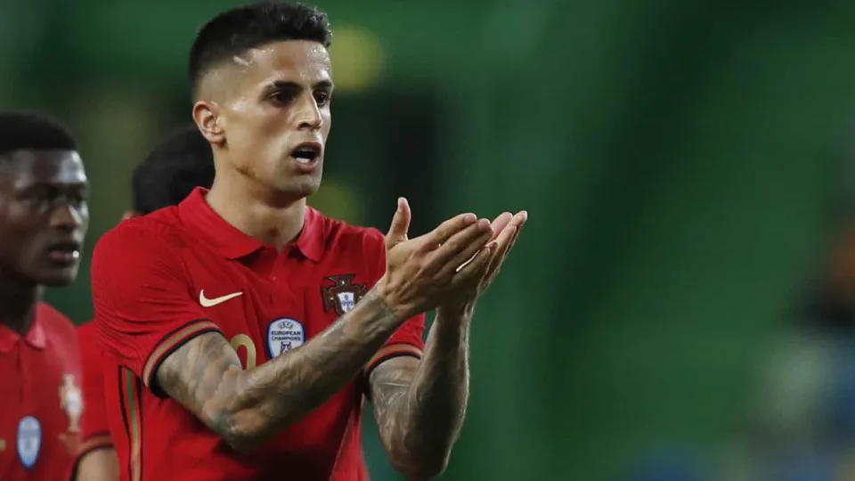 João Cancelo testa positivo à Covid-19. Dalot entra na convocatória