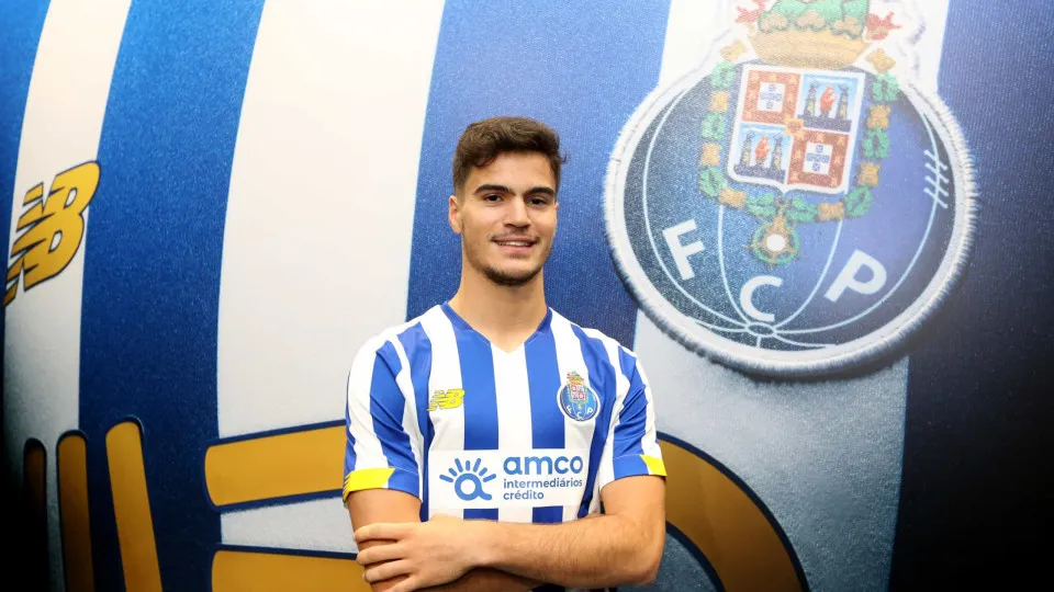 Rodrigo Pinheiro convence Conceição. Fica na equipa principal do FC Porto