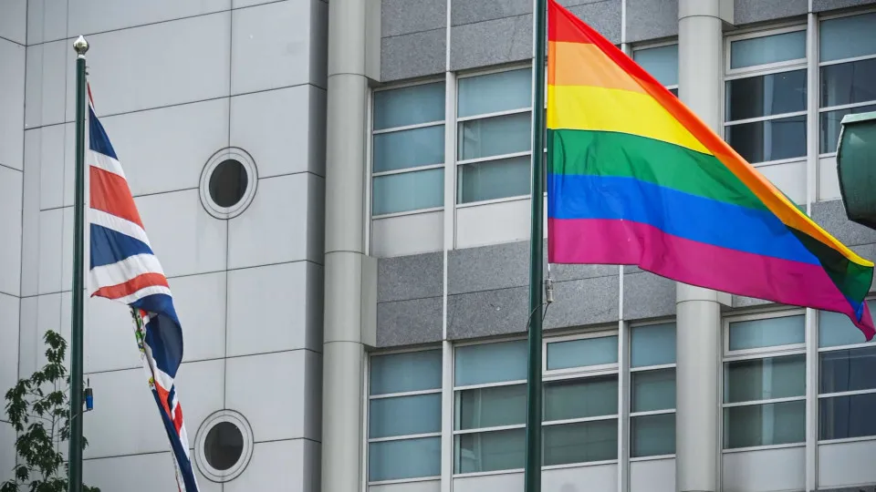 LGBTI+. Embaixadas ocidentais na Rússia exibem bandeira arco-íris