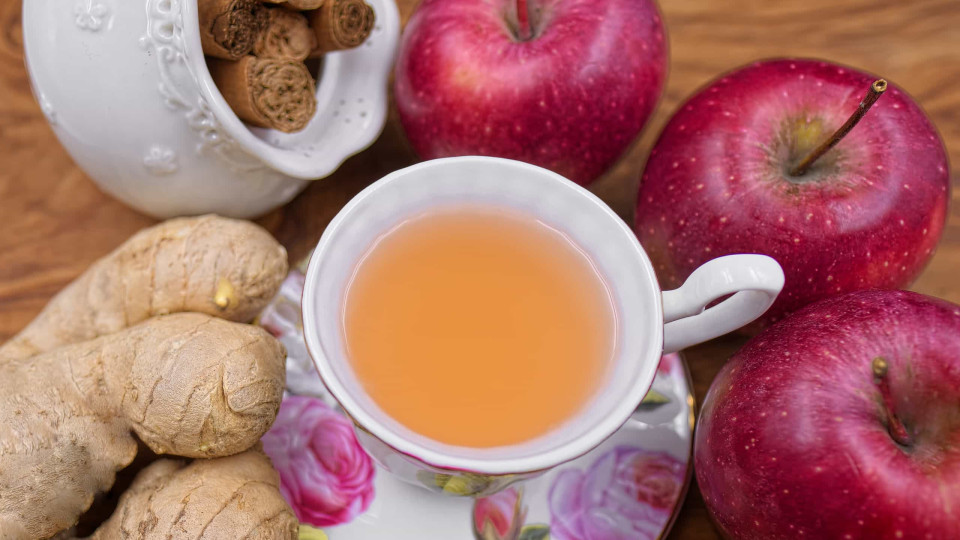 O chá de maçã e gengibre que acelera o metabolismo e emagrece