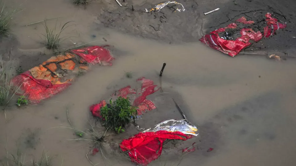 Pandemia transformou rio sagrado em cenário macabro