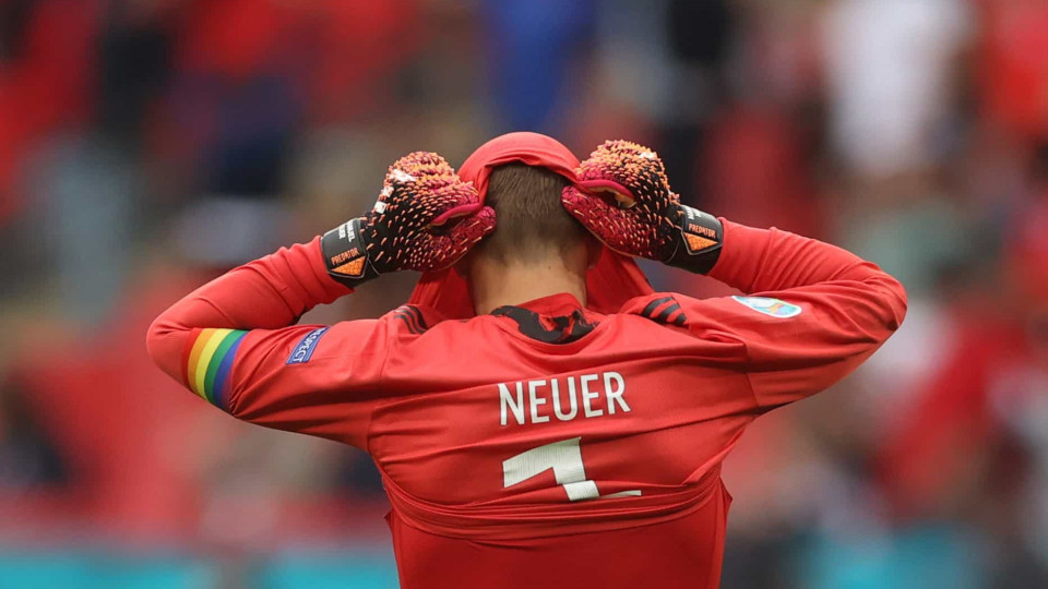 Pé de Neuer preocupa Bayern. Acidente de ski deixou sequelas graves
