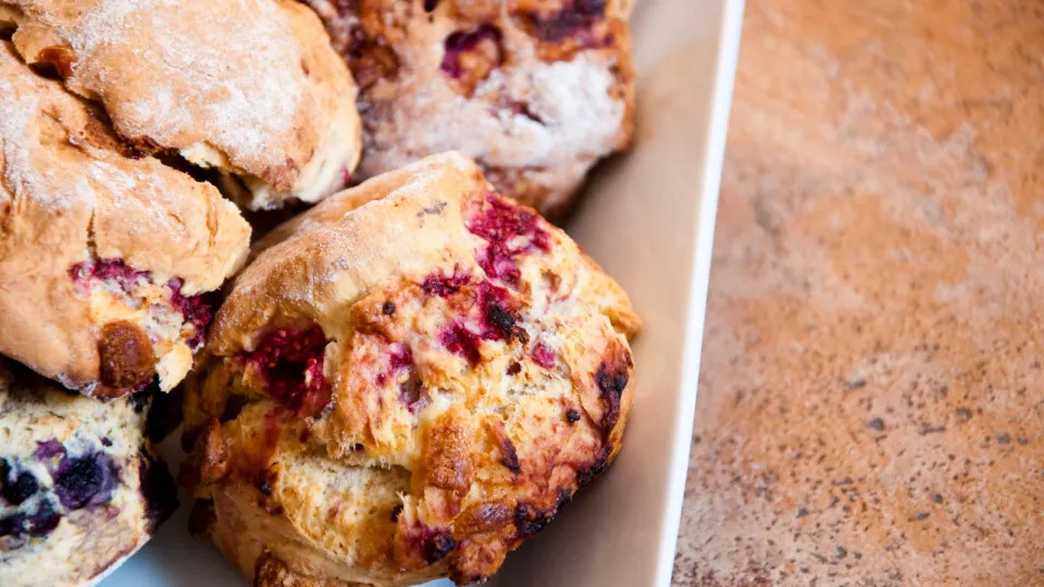 Comece o fim de semana com uns saborosos scones de framboesa