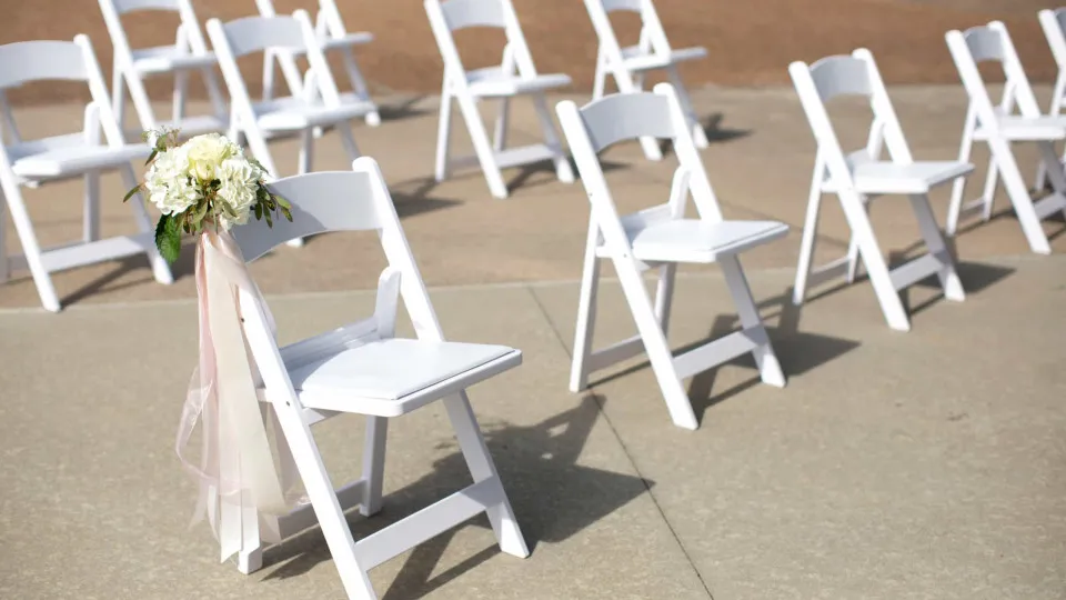 Este vestido é "demasiado branco" para uma convidada usar num casamento?