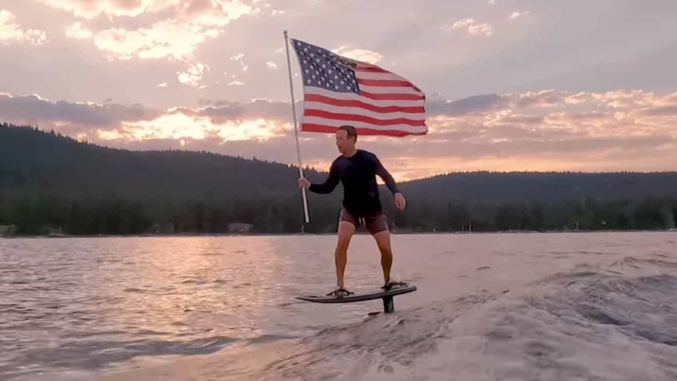 Zuckerberg celebra Dia da Independência a surfar com bandeira dos EUA