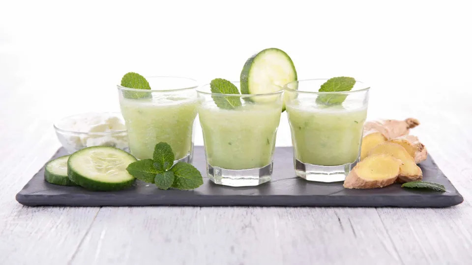 Sumo detox de pepino, gengibre e hortelã para desinchar