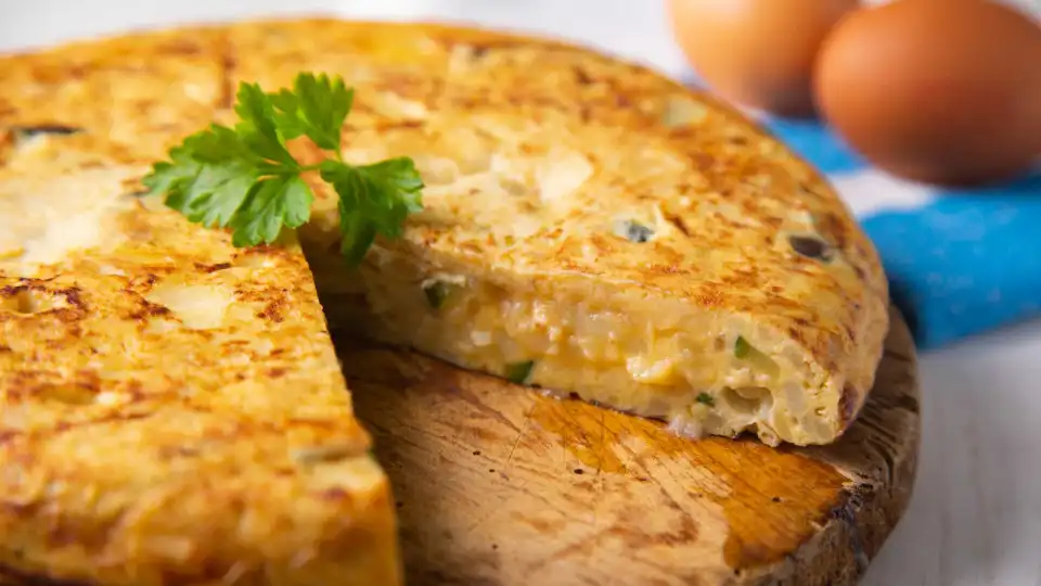 Fácil e pouco calórica. Esta tortilha de bacalhau é saudável e divinal