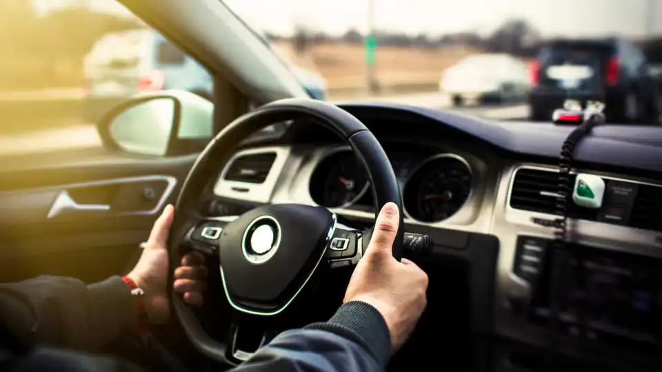 Para ter o carro a cheirar sempre bem, há um truque caseiro muito eficaz