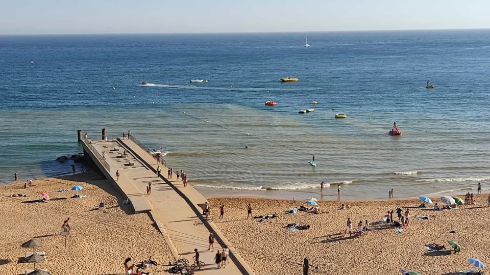 Alemão desaparecido na praia dos Pescadores na Ericeira. Buscas em curso