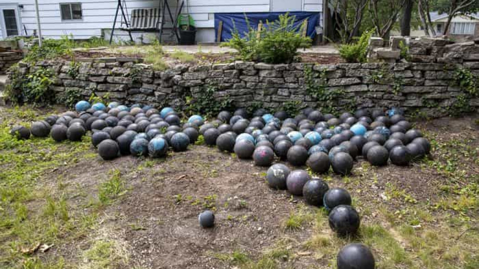 EUA. Homem encontra 160 bolas de bowling durante demolição