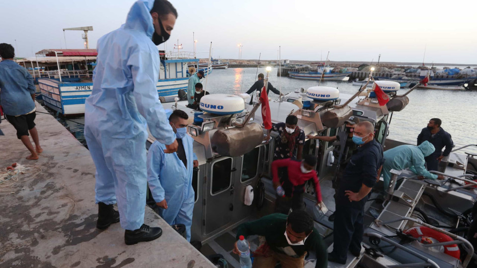 Pelo menos 17 mortos depois de barco se afundar  na costa da Tunísia